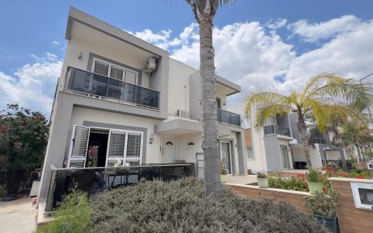 İskele Longbeach Satılık 2+1 İkiz Villa